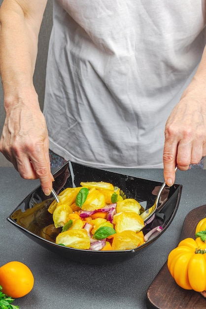 Szef kuchni przygotowuje danie